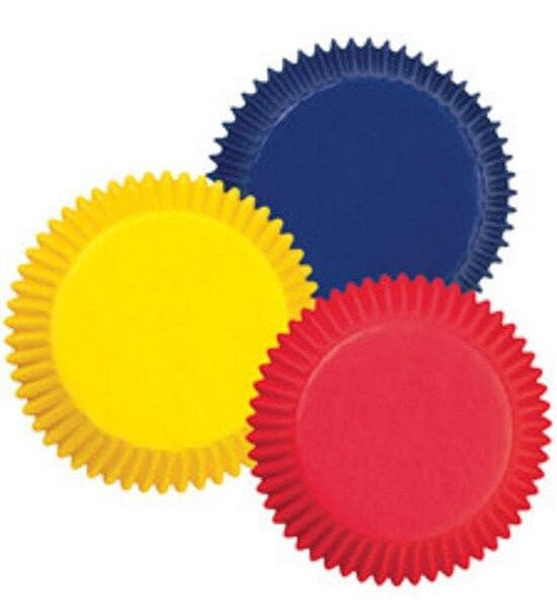 Set of three baking cups in solid colors — yellow, red, and navy blue — with fluted edges, arranged overlapping in a triangular layout.